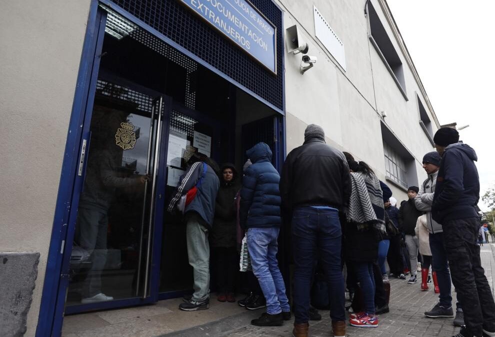 Jóvenes migrantes extutelados: «El nuevo reglamento nos ha cambiado la vida»