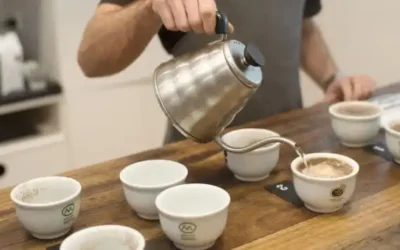 ¿Cuál es el riesgo de dejar que los menores beban café?