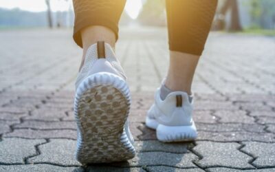 Los sorprendentes beneficios para la salud de caminar hacia atrás