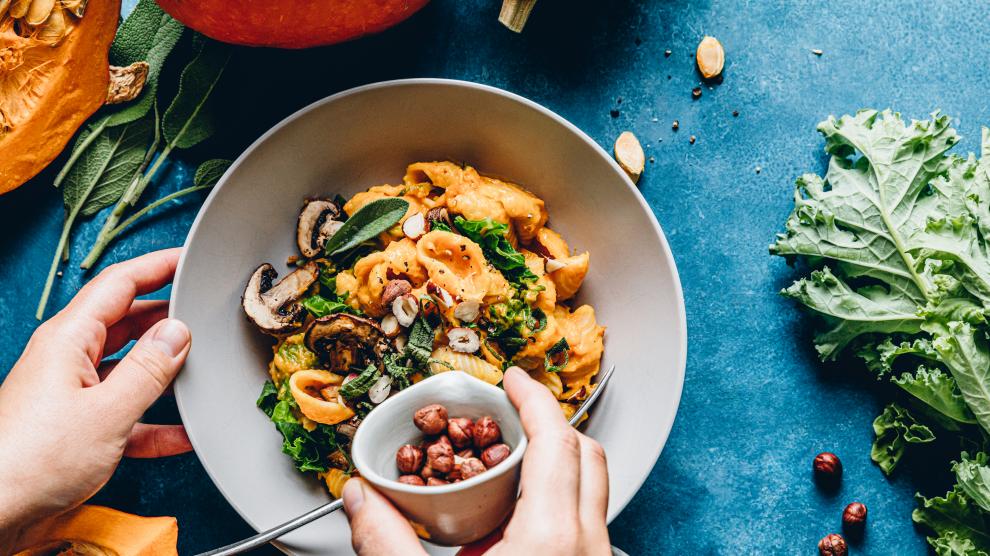 La única deficiencia de las dietas vegetarianas y veganas (pero tiene solución)